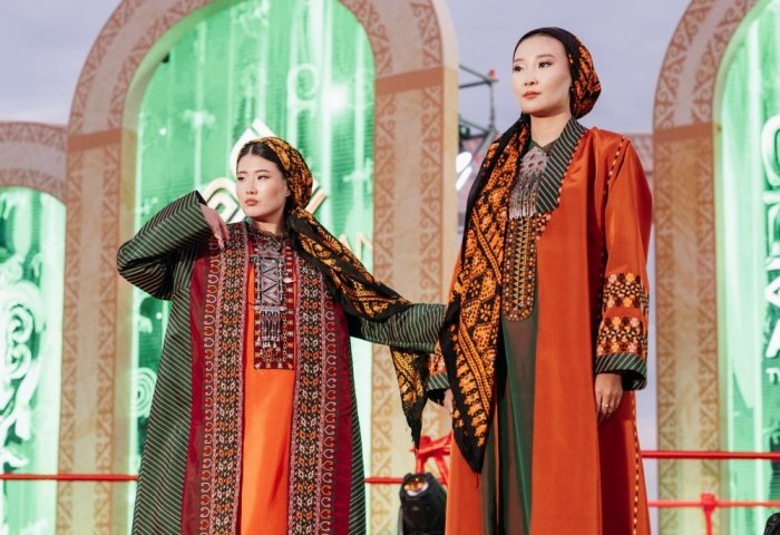 Коллекция туркменского дома моды Mähirli Zenan, 28–29 июня 2025 года, Актау, Казахстан (Фото: turksoy.org)