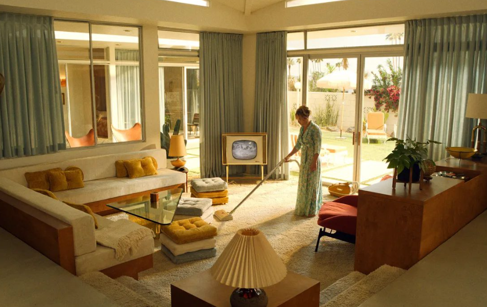 Интерьеры mid-century в доме Элис и Джека. В углу - оригинальный телевизор Sylvania. Фото Warner Bros