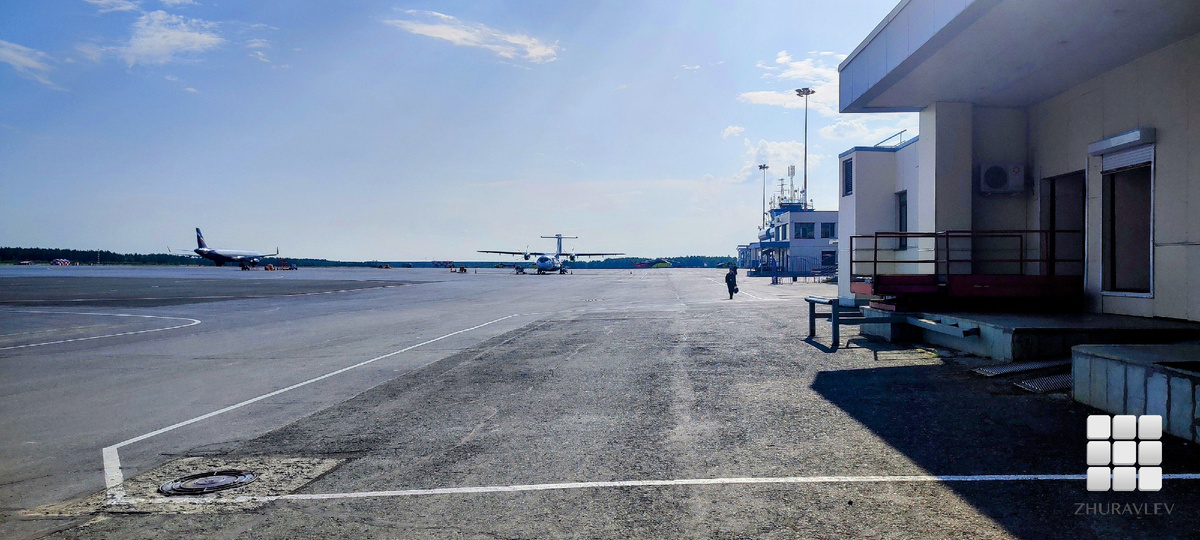 "Курилка" с видом на летное поле.