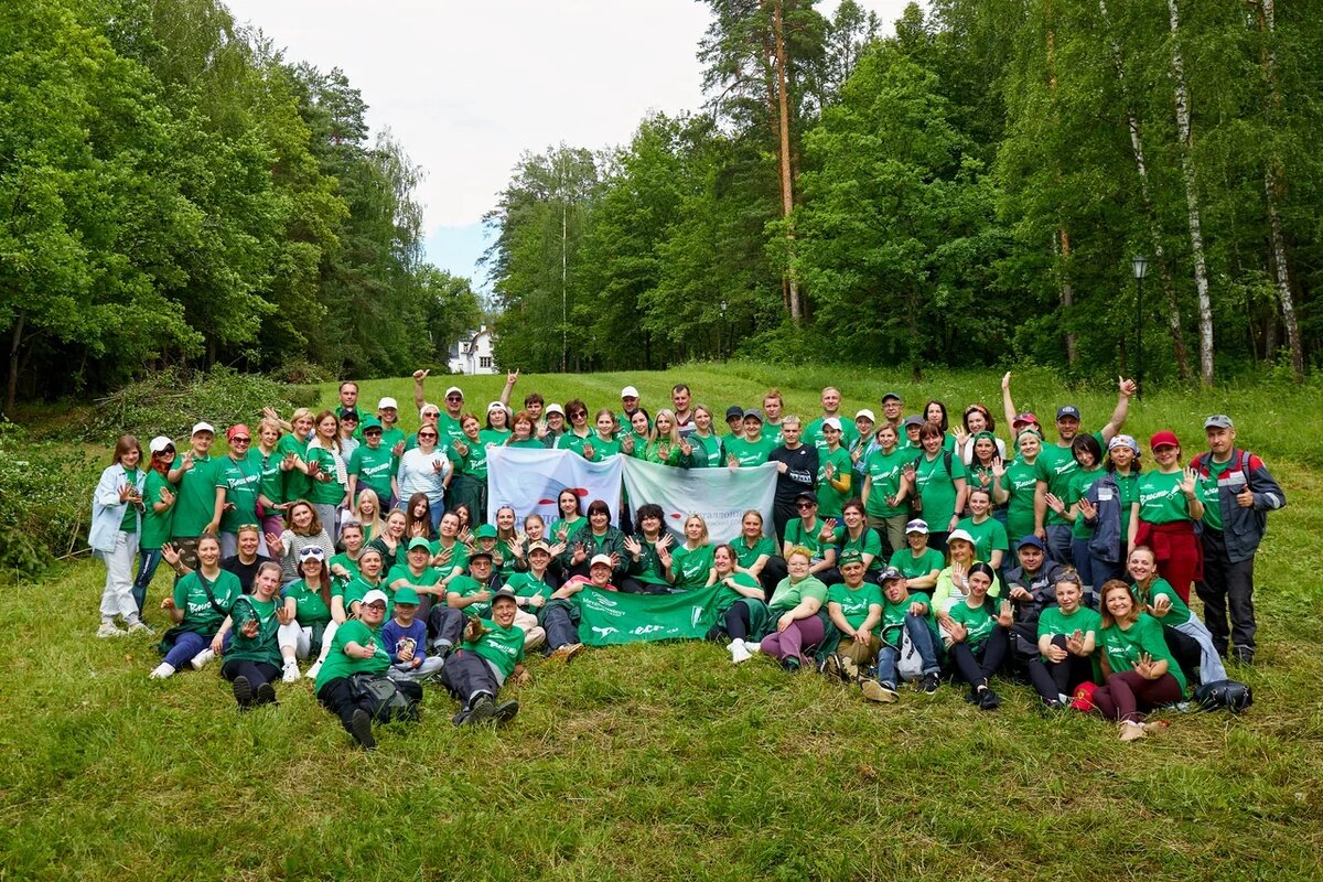 На субботник в Поленово приехало около 100 человек. Автор фото Иван Куринной