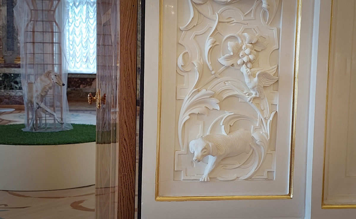 И даже фактурная лепнина на стенах залов вписалась в экспозицию)