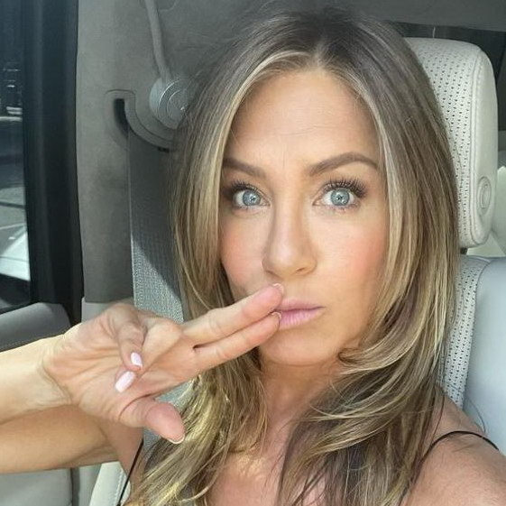     Дженнифер Энистон снимется в сериале-байопике «Я рада, что умерла моя мама»