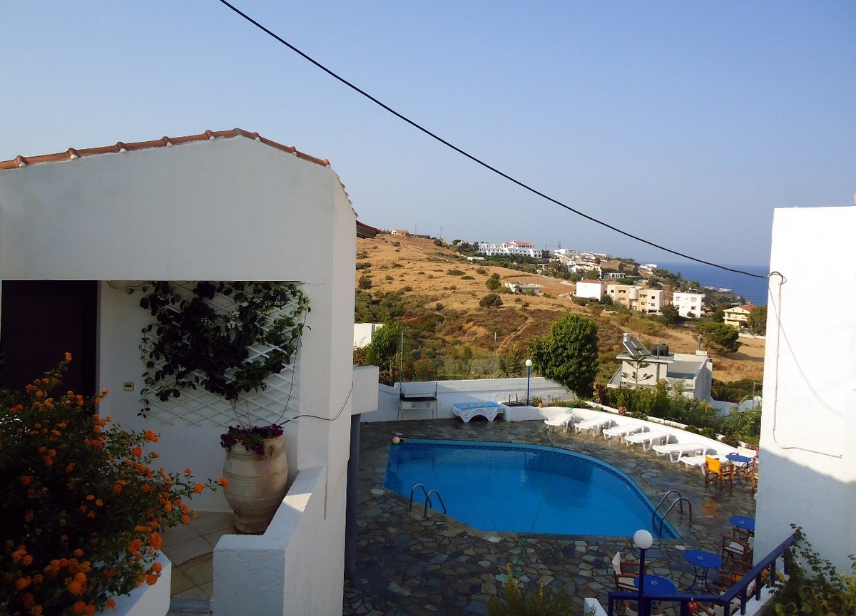 у бассейна этого вечно галдели стайки итальянцев... у нас сложилось ощущение, что они на море и не ходят вовсе:) листать вправо