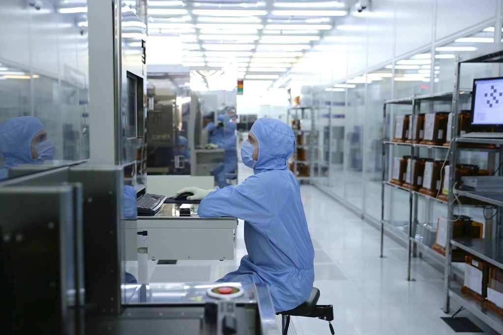 В цехах  Воронежского НИИ электронной техники. Изображение: пресс-центр gkelement.ru