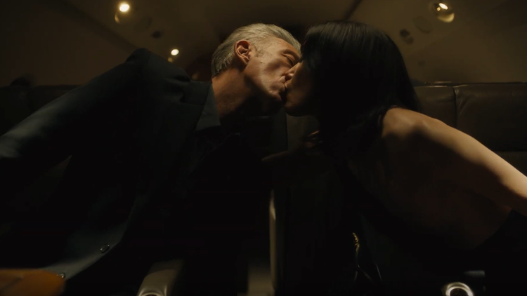    Венсан Кассель в роли Карша и Сандрин Холт в роли Су Мин в фильме «Саван»/кадр из трейлера