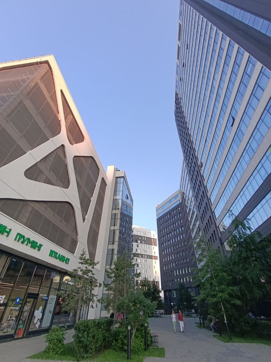 Справа - тот самый БЦ Clever Park. И красивый скверик бонусом.