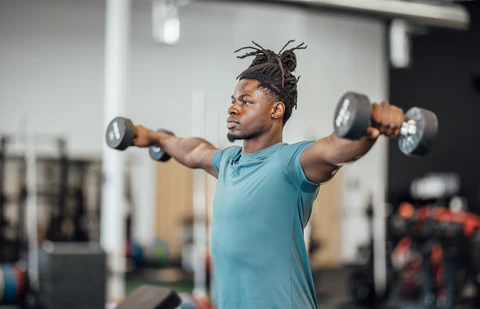 Махи с гантелями с разогнутыми руками.