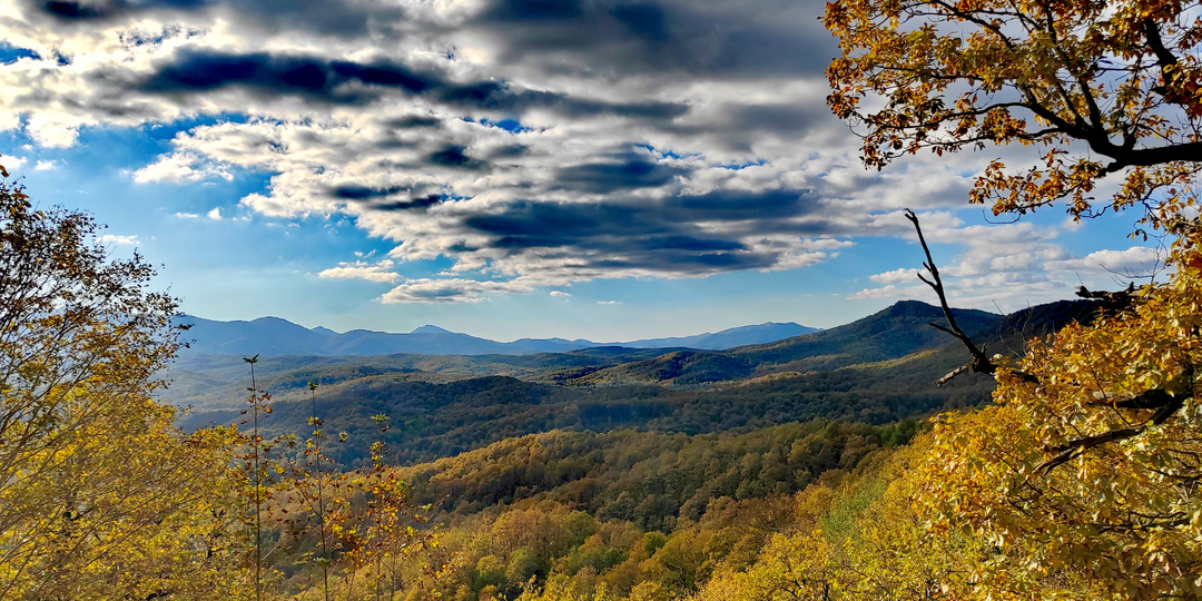 Шаумянский перевал - {ехать нельзя пропустить}. Где же поставить запятую и стоит ли ехать? Разбираемся