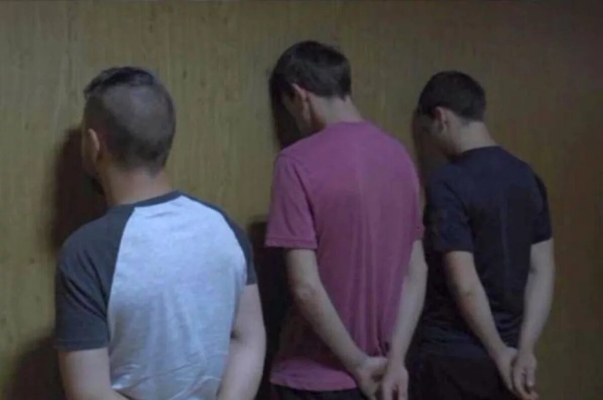    Трое на одного.