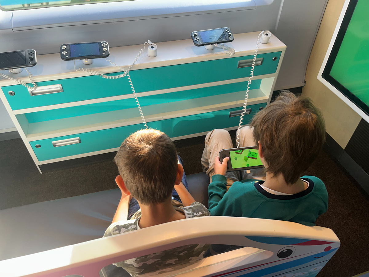 в семейном вагоне есть местечко для любителей поиграть