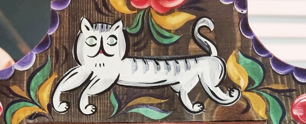 “се лев, се кот” (Чекалов А.К. Народная деревянная скульптура Русского Севера). Композиция с Костромским котом (львом), по мотивам фрагмента интерьера избы. Опечек (XIX-XX вв.) Харовский р-н, худ. Амосова Н. А., Кострома, 2025 г.