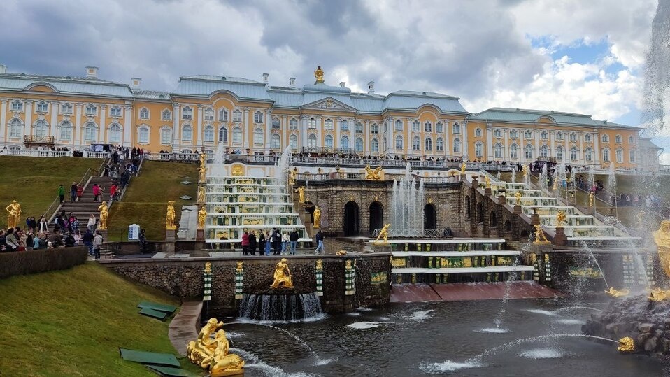     Большой Петергофский дворец восстановили буквально из пепла. Фото: Архив "МК в Питере"