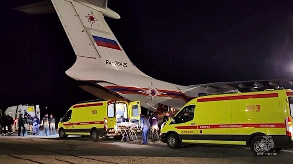 Госпитализация пострадавших спецбортом МЧС ночью 2 июля.📷Фото: МЧС РФ