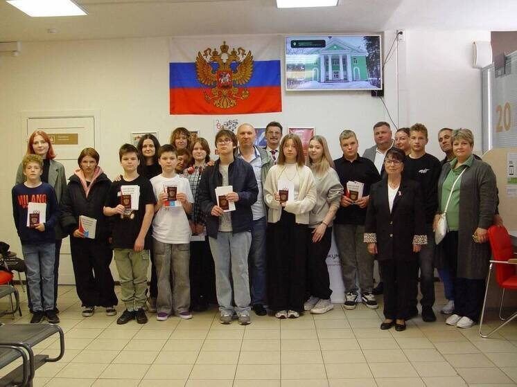     Торжественные вручения доступны во всех МФЦ Ленобласти по желанию. Фото: телеграм-канал МФЦ Ленинградской области.