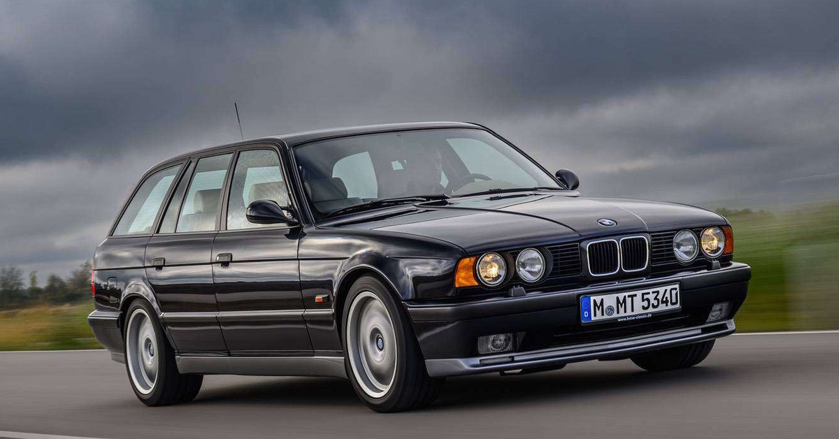  Двигатель L6 3795 см3, мощность 340л.с. Разгон до 100 км/ч 6,2(6,0) сек, макс. скорость ограничена 250 км/ч. Масса 1760 кг. Привод задний.