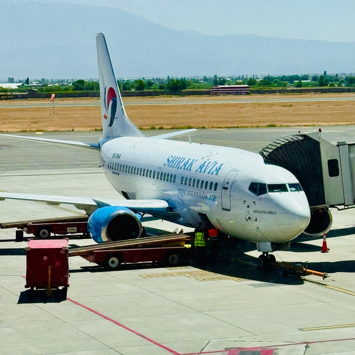 Наш самолет Shirak Avia в аэропорту Еревана "Звартноц"