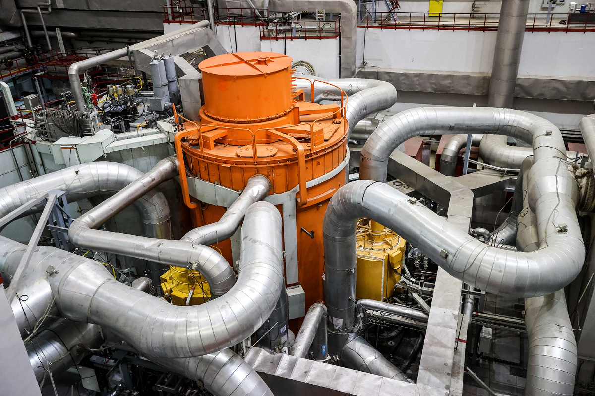 Четвертый энергоблок с реактором БН-800 в реакторном зале на территории Белоярской атомной электростанции (АЭС) имени Курчатова.  ©Донат Сорокин/ТАСС