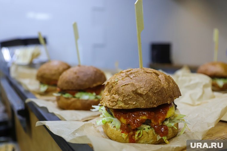    В думе ХМАО разразилась дискуссия о вреде фастфуда и сладких компотов в школьных столовых