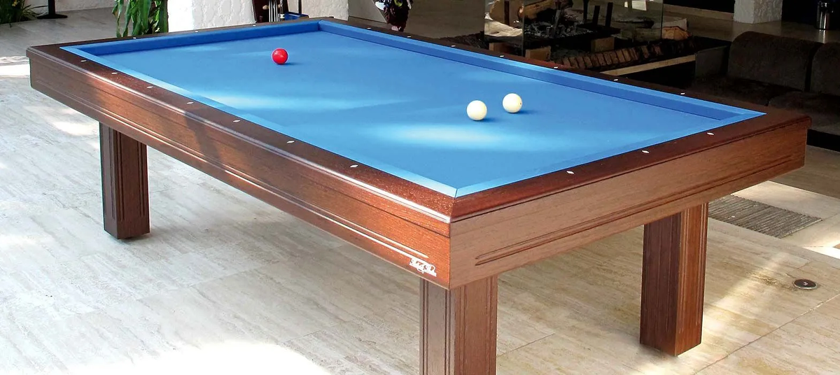 Сукно, как и в других видах бильярда, может быть и синее, и зелёное, и красное, и т.д.
