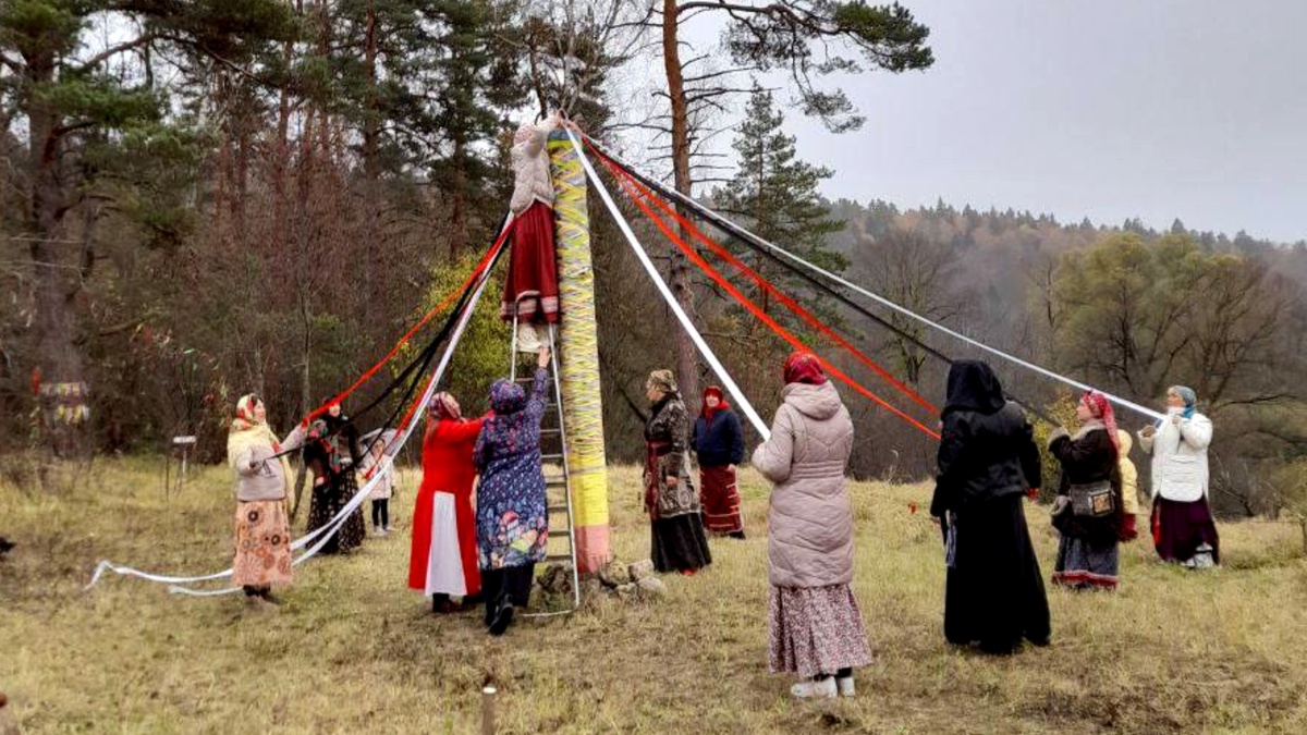 фото автора женщины укарашают стожар