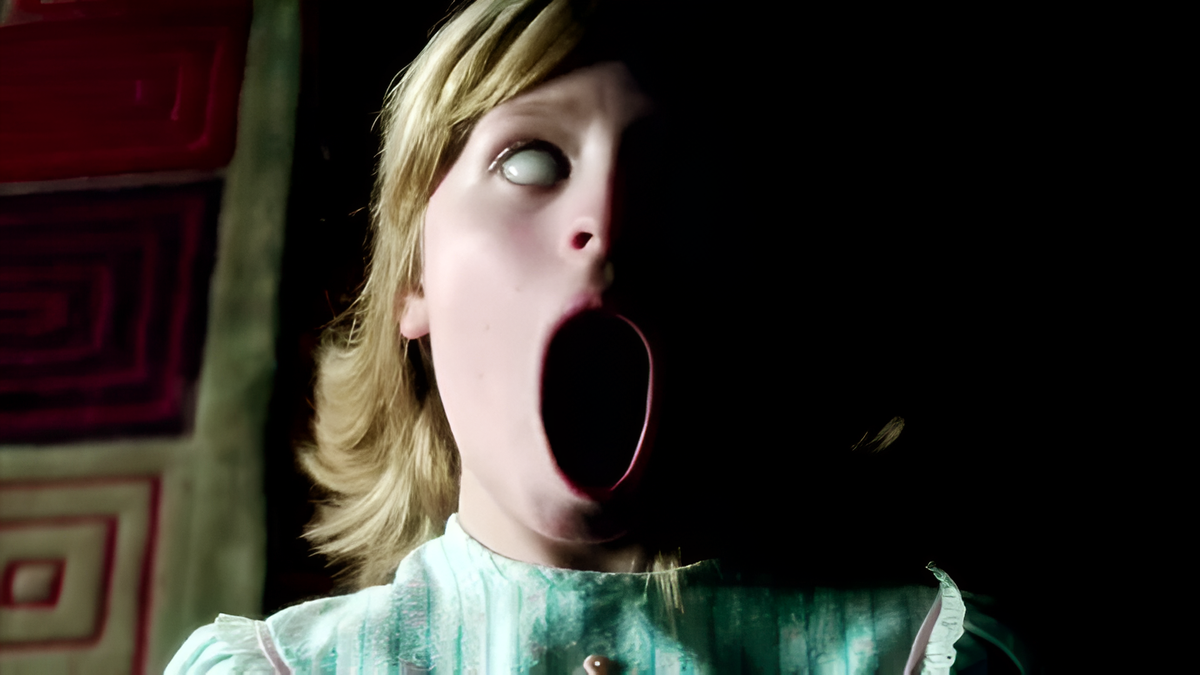 Кадр из фильма «Ouija: Origin of Evil». Режиссер: Майк Флэнеган. Производство: Allspark Pictures, Blumhouse Productions, Hasbro Inc., Intrepid Pictures, Perfect World Pictures, Platinum Dunes. Показ в России: UPI