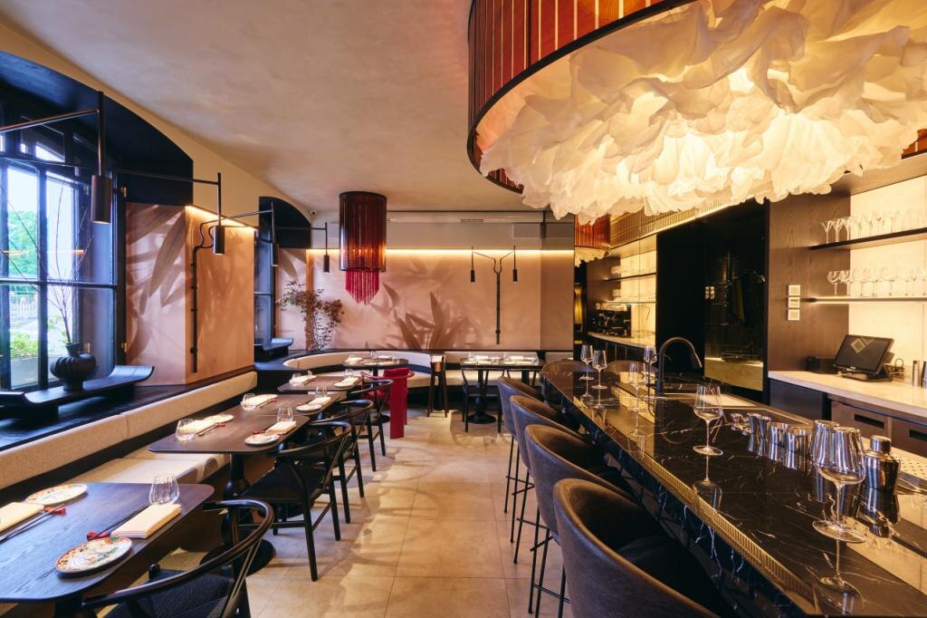 Интерьер ресторана Lotus Bistro