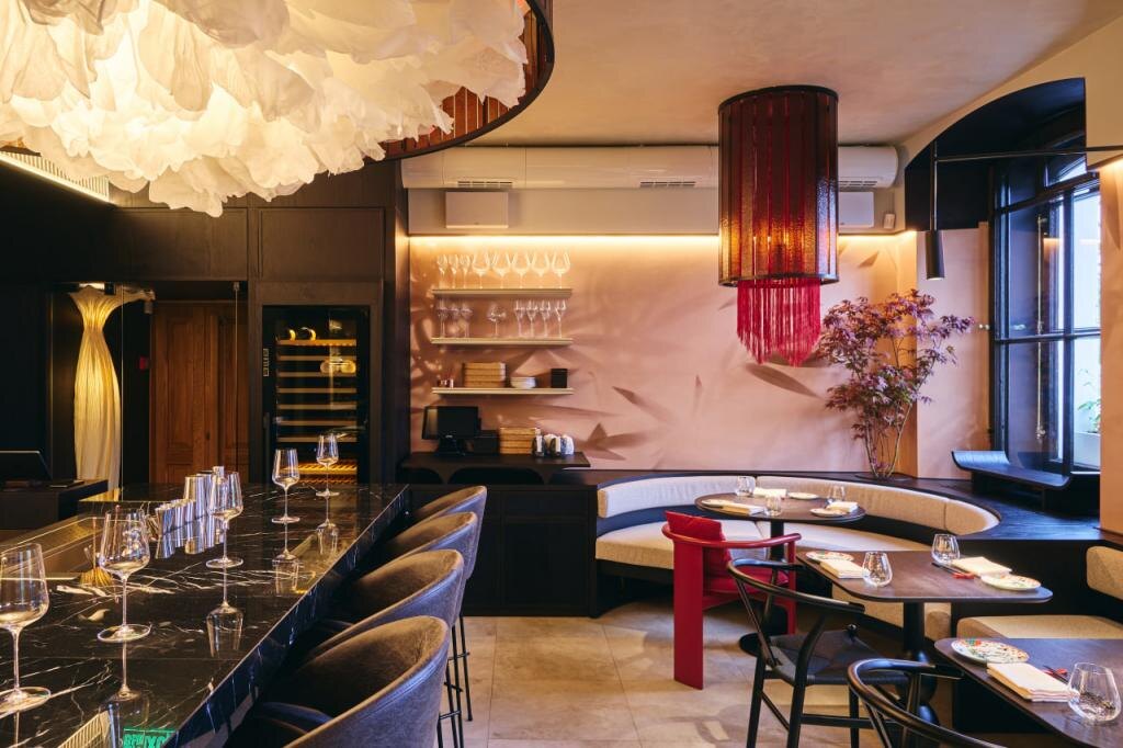 Интерьер ресторана Lotus Bistro