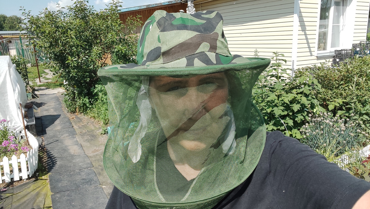 Вот так приходится работать, в противном случае, мошкара облепляет всё лицо.... 