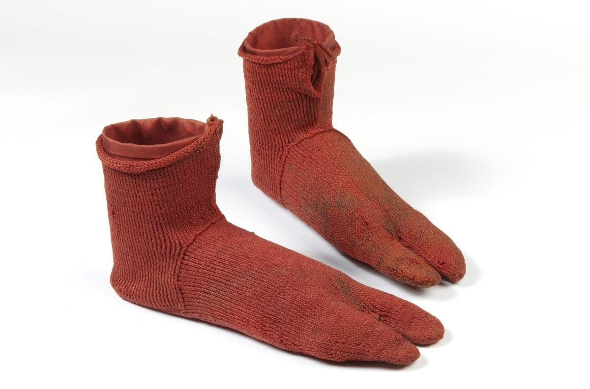 Красные шерстяные носки 250-420 н.э. с разделённым большим пальцем из коллекции музея Виктории и Альберта. Источник: V&A Museum, Public Domain