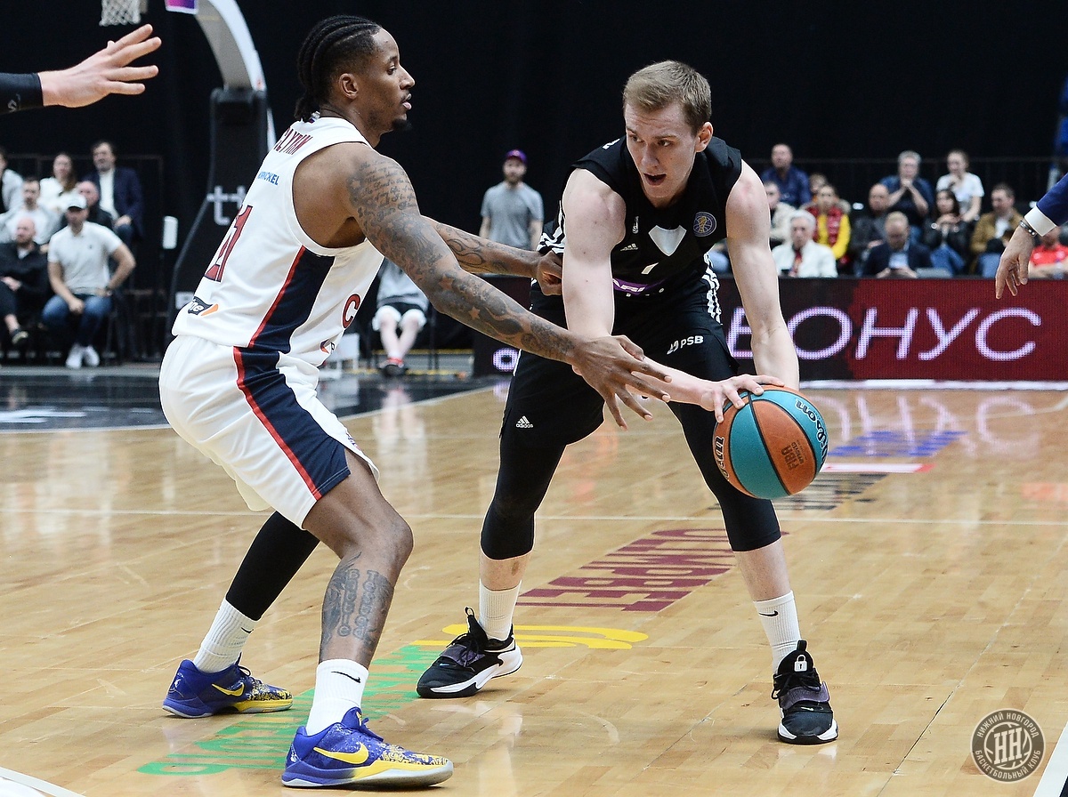    Илья Платонов прекрансо знаком нижегородским болельщикам