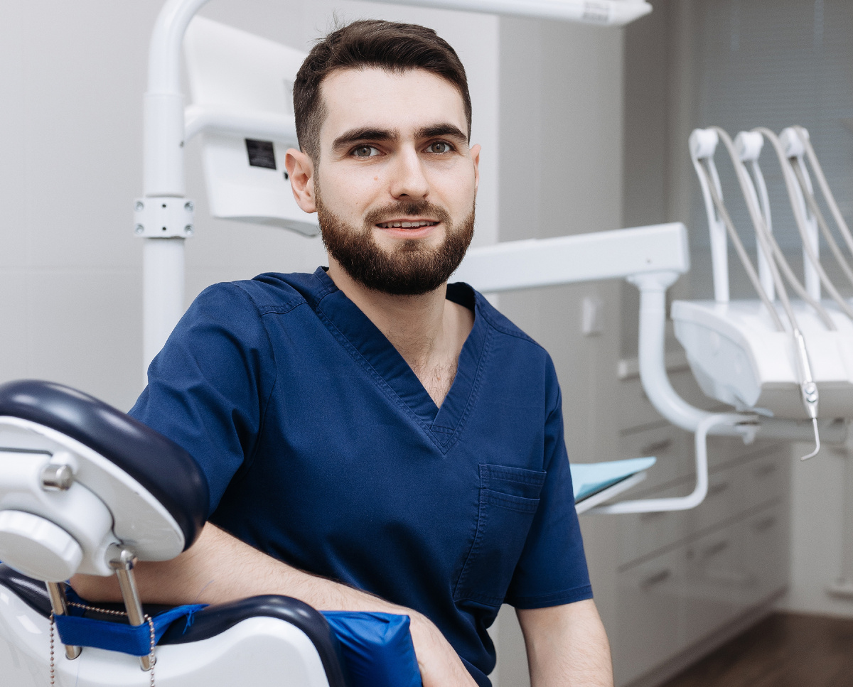 Аслан Курбан-Магомедович ведёт приём в филиале на Есенина, 110.