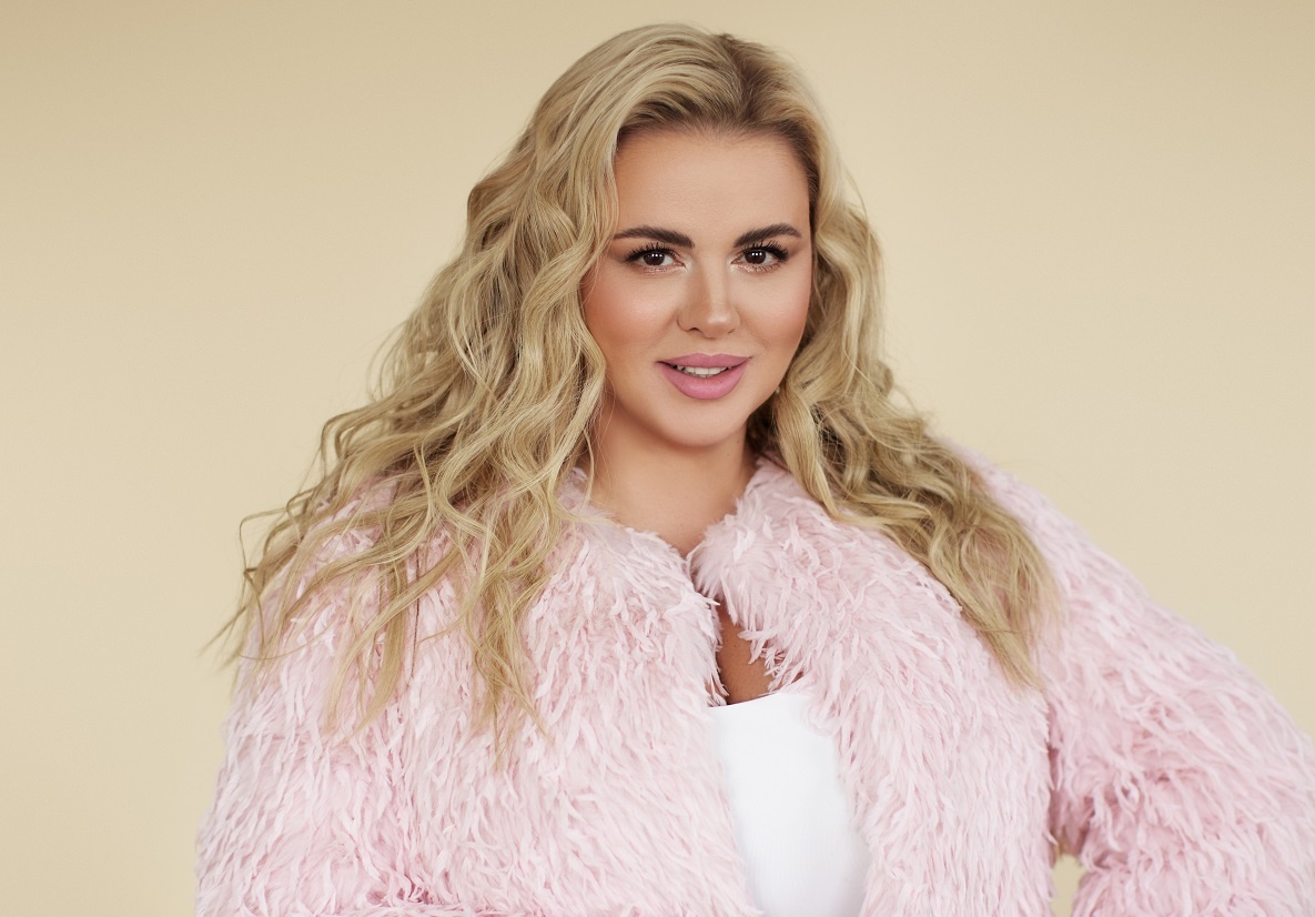    Анна Семенович всегда находит, чем удивить поклонников