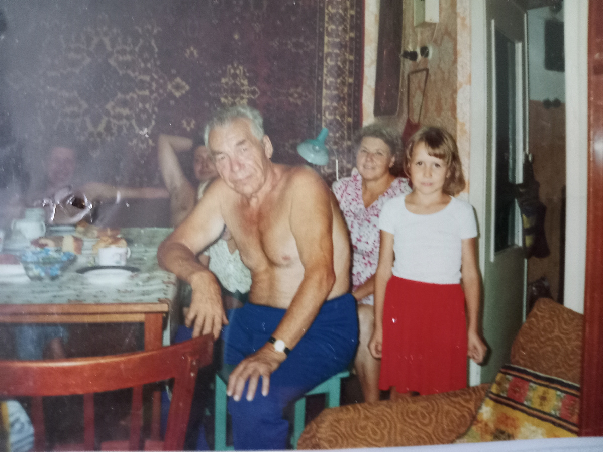 Бабушка и дедушка. Мне тут 8 лет