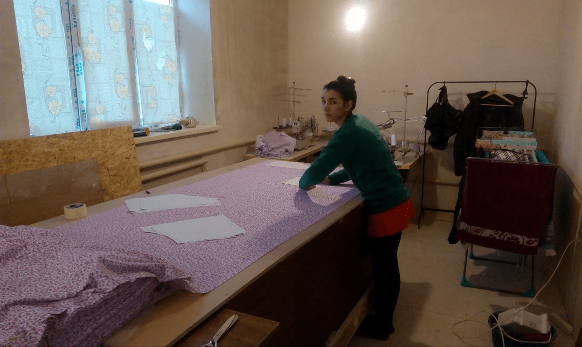 Нет денег доделать ремонт в квартире. Начали что-то шить дома.