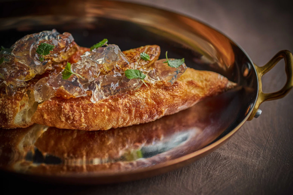 Багет с фуа-гра и желе из шампанского в ресторане Dubai