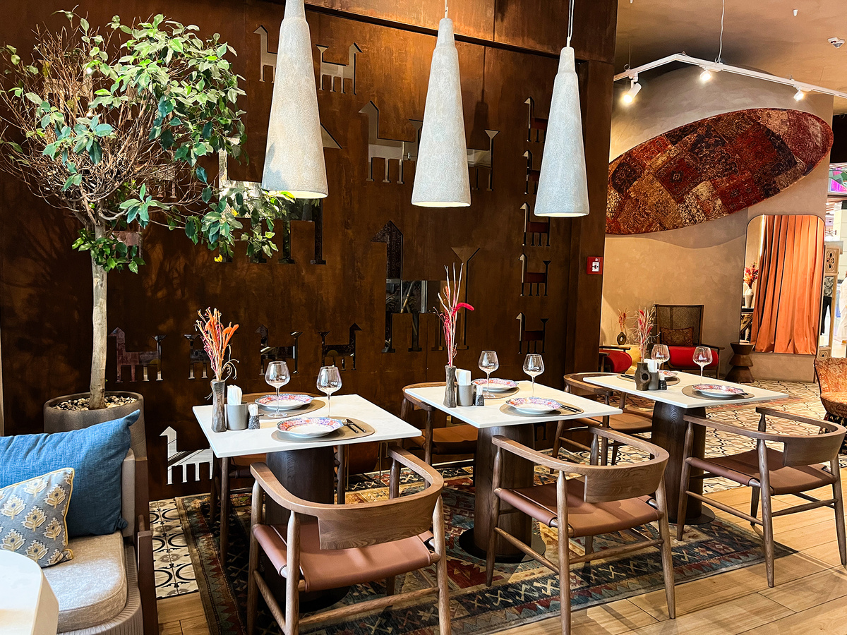 Столики у входа освещают конусные светильники →