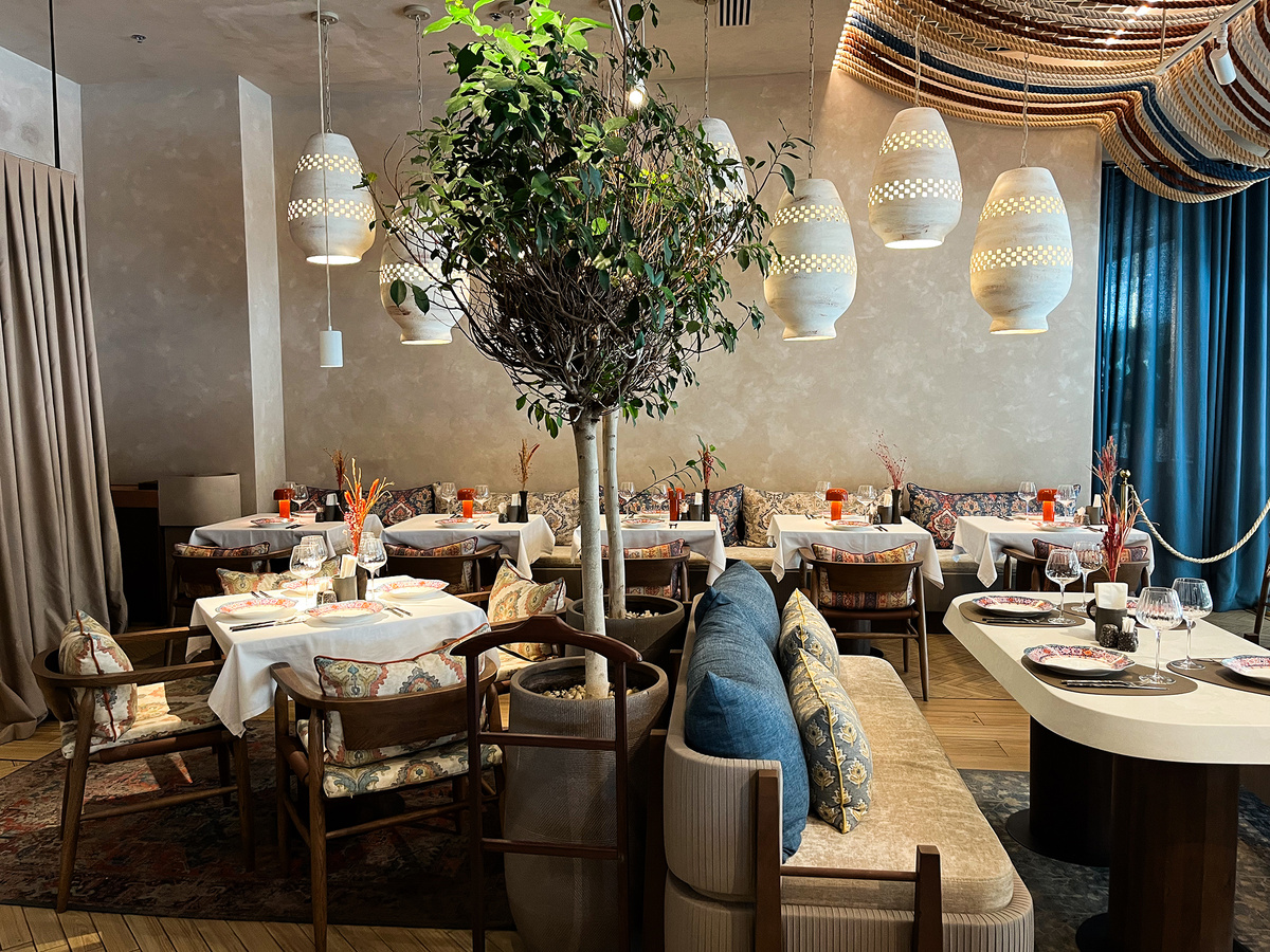 Столики на двоих →