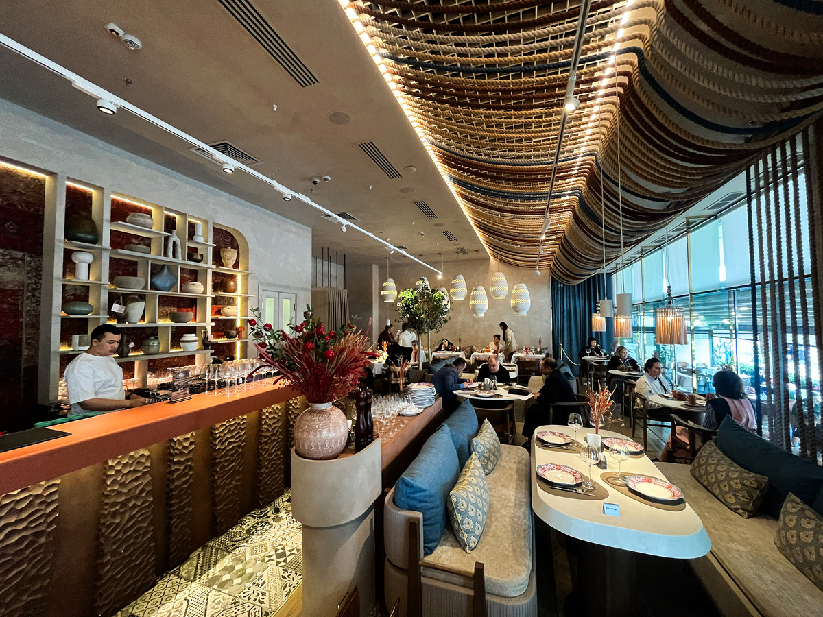 Вид на зал кафе «Миндаль» →