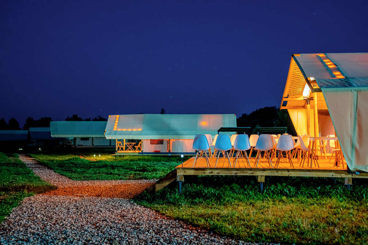 Автор: Глэмпинг "Носороги"