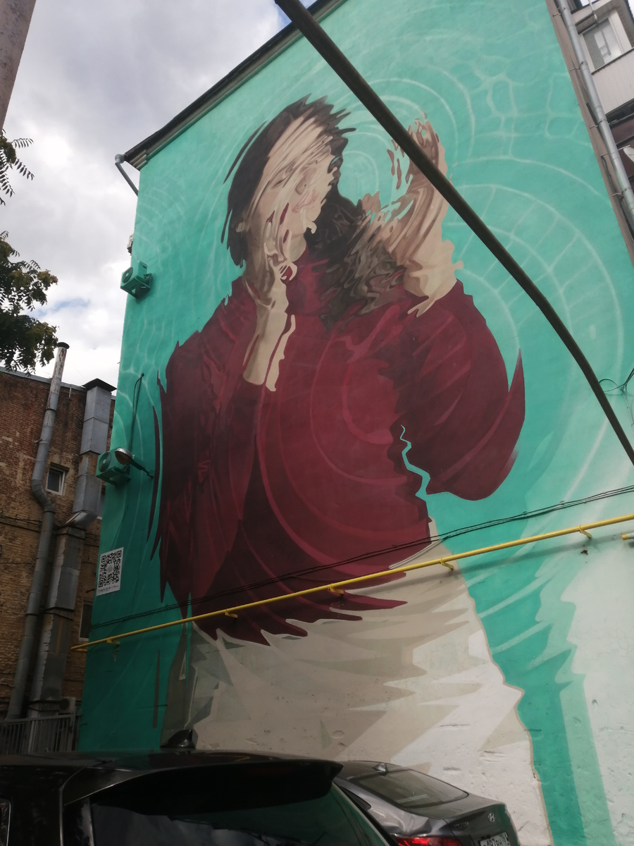 Старые дома украшают графити