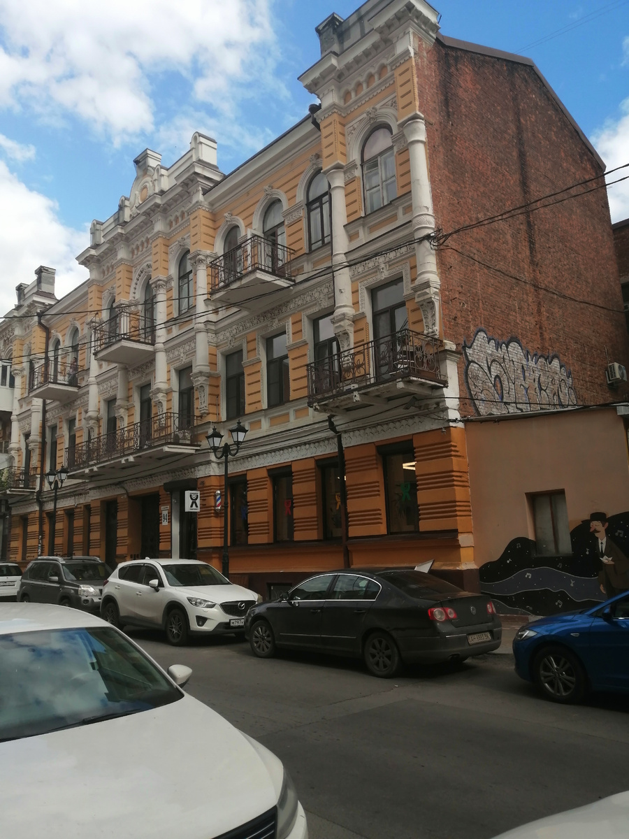 Фасады зданий ещё реставрируют, а сбоку убрали дом и так стоит без ремонта.