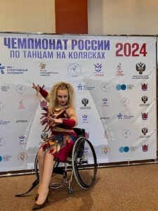 Ольга родилась в Беларуси, и в 14 лет ее жизнь круто изменилась. Паралич, операция, не принесшая результатов… Казалось бы, надежды на активную жизнь рухнули. Но Ольга не сдалась. Она приняла новые обстоятельства и начала искать возможности для самореализации. Так она открыла для себя мир танцев на колясках.