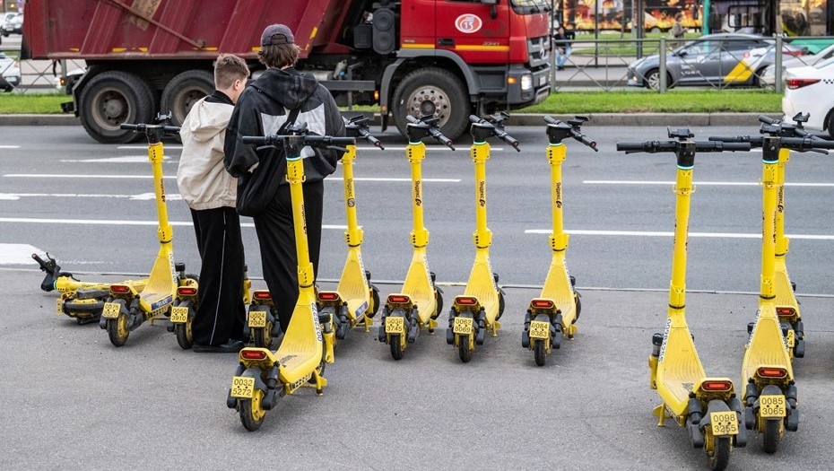    Дети обходят запрет на управление электросамокатами лиц, не достигших 18-ти лет. С помощью приложения на смартфоне снимают блокировку управления самокатом. Автор фото: Тихонов Михаил