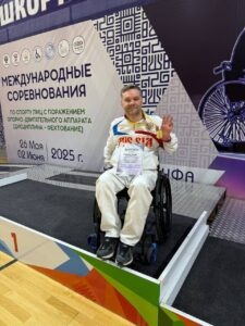 В 19 лет жизнь Николая разделилась на «до» и «после» – трагическая травма шейного отдела позвоночника привела к полному параличу. Казалось, все мечты рухнули. Но Николай не сдался. Долгие годы реабилитации, поддержка друзей и близких помогли ему не только вернуться к жизни, но и найти в ней новый смысл.