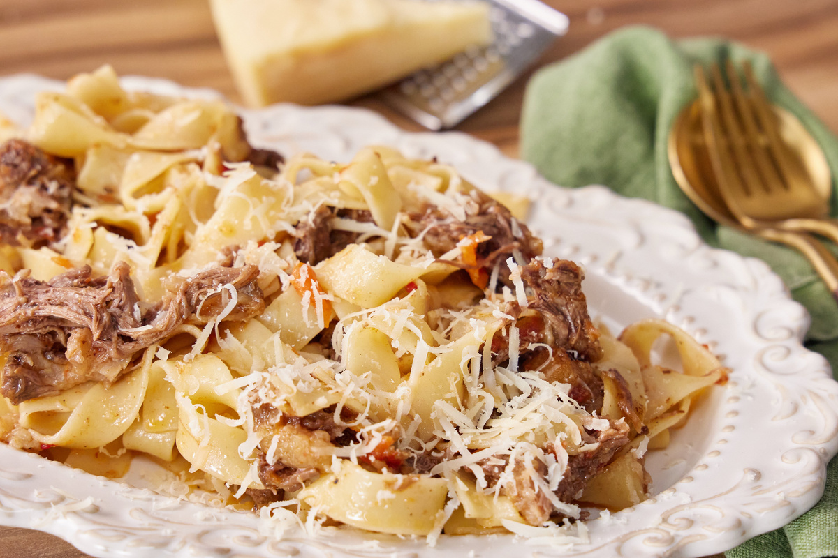 Паста с бычьими хвостами - 

Ингредиенты:
Фетучини — 500 г
Бычий хвост охлаждённый — 1 кг
Лук — 1 шт.
Морковь — 2 шт.
Чеснок — 7 зубчиков
Сельдерей — 3 стебля
Розмарин — 1 веточка
Томаты в собственном соку — 200 г
Красное сухое вино — 150 мл
Вода — 400 мл
Пармезан — 100 г
Соль — по вкусу

Приготовление:
1. Нарезать бычий хвост на крупные куски, обжарить на сильном огне до золотистой корочки, переложить в форму для запекания.
2. Овощи (морковь, лук, сельдерей) обжарить до золотистого цвета, добавить к мясу вместе с чесноком, розмарином, томатами, вином и водой. Накрыть фольгой и запекать при 180°C около 3 часов.
3. Готовое мясо отделить от костей, овощи измельчить толкушкой, смешать с мясом и соусом.
4. Отварить пасту до состояния «аль денте», смешать с мясным соусом, добавить немного воды от варки для нужной консистенции.
5. Подавать, посыпав тёртым пармезаном.

Приятного аппетита!