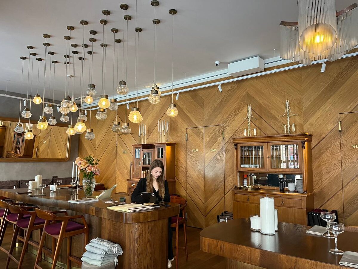 вид на общий зал и стойку хостес