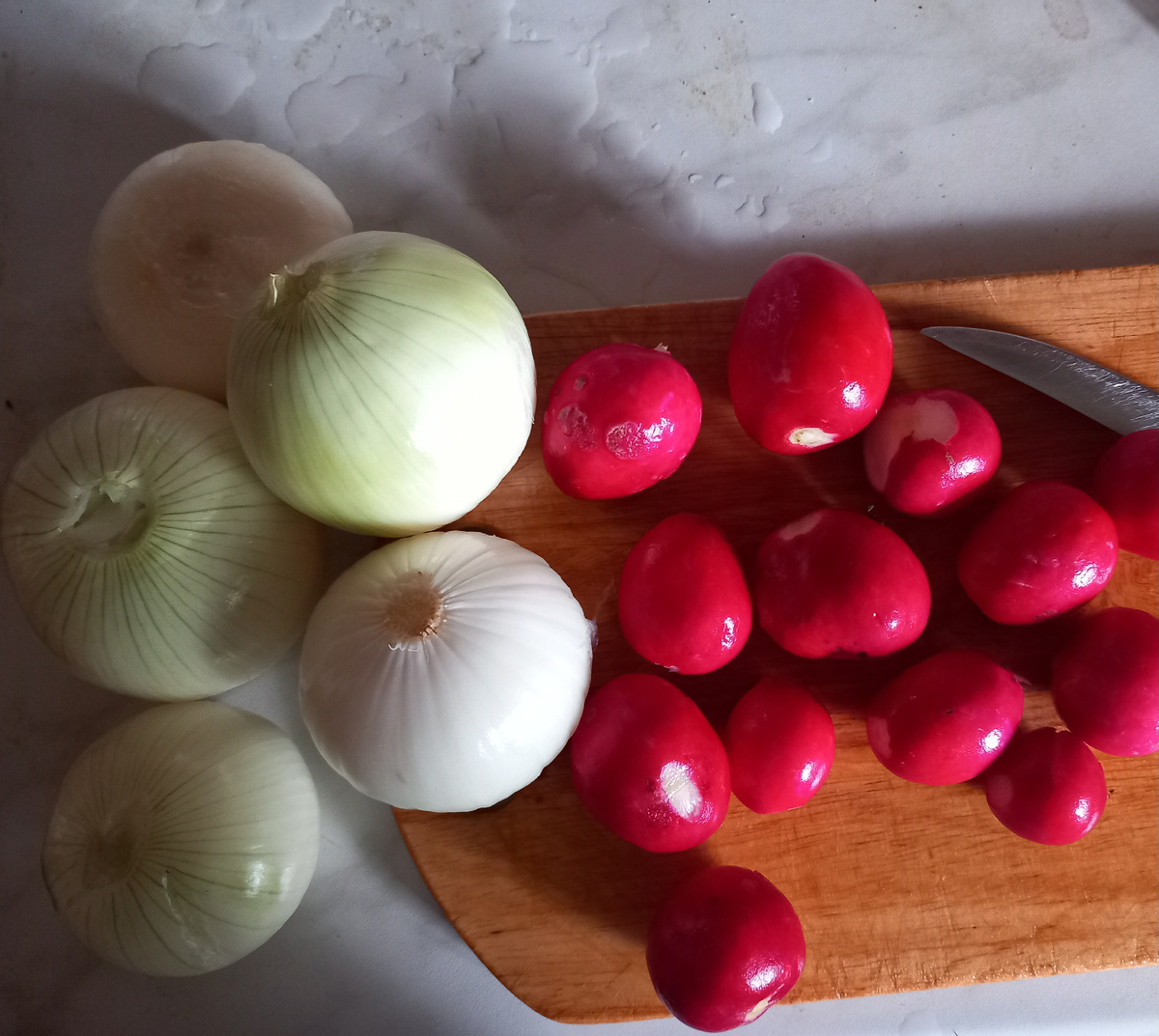 Индейка уже варится. Одну луковицу я отложу.