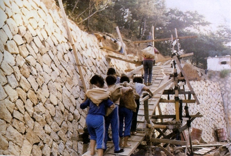 Заключенных "Дома братьев" силой заставляли заниматься каторжным трудом.