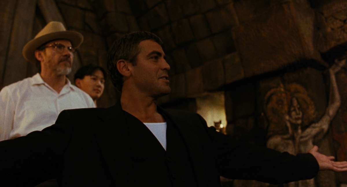 «Славные парни» отдыхают - блестящий пример операторской работы Гильермо Наварро, когда камера «окидывает взглядом» бар.