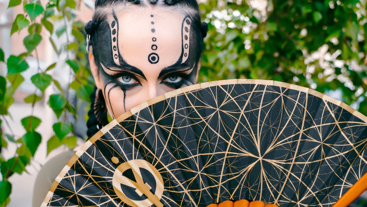 Участница в гримме и костюме. Фотография из свободного доступа.